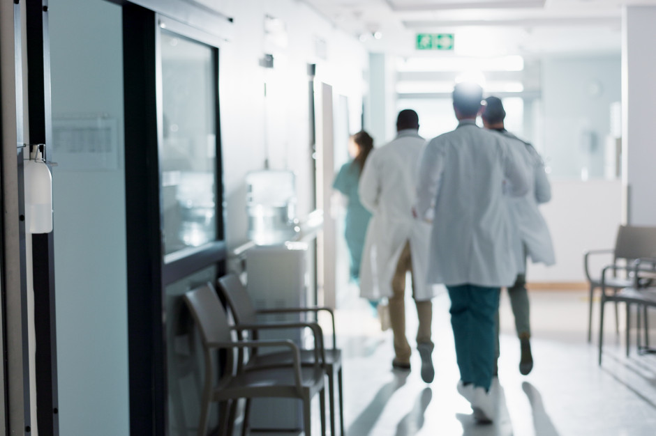 Pieniądze dla medyków z opóźnieniem. 20 tys. zł oraz 50 proc. pozostałej należności