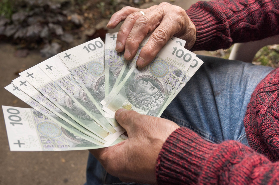 4352 zł miesięcznie dodatkowo dla seniora. Wielu nie wie, iż może dostać pieniądze
