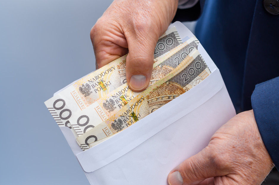 Apelują o wypłatę gotówki. Tyle pieniędzy warto mieć w domu