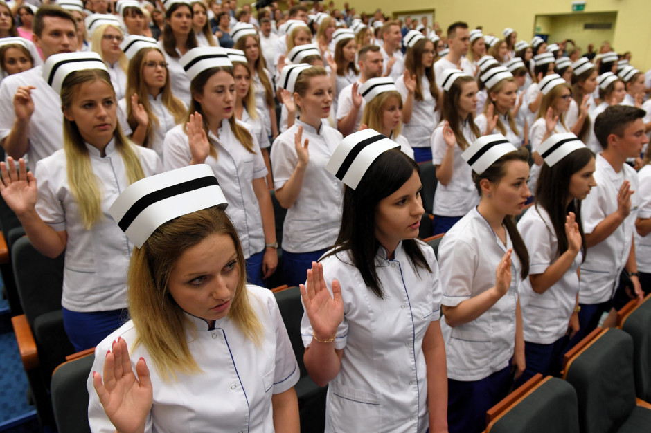 Dyplom jest, pracy nie ma. Młodym coraz trudniej wejść do zawodu pielęgniarki