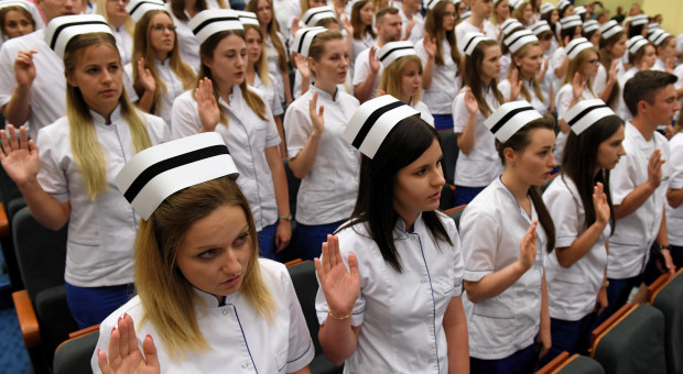 Dyplom jest, pracy nie ma. Młodym coraz trudniej wejść do zawodu pielęgniarki
