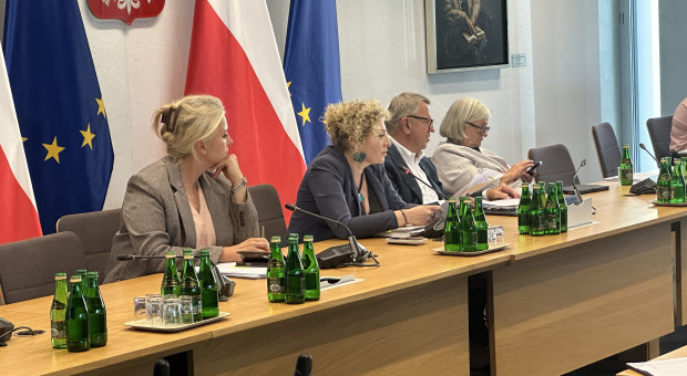 Nierozliczone nadwykonania, rosnące kolejki. Wykonanie budżetu NFZ z pozytywną oceną