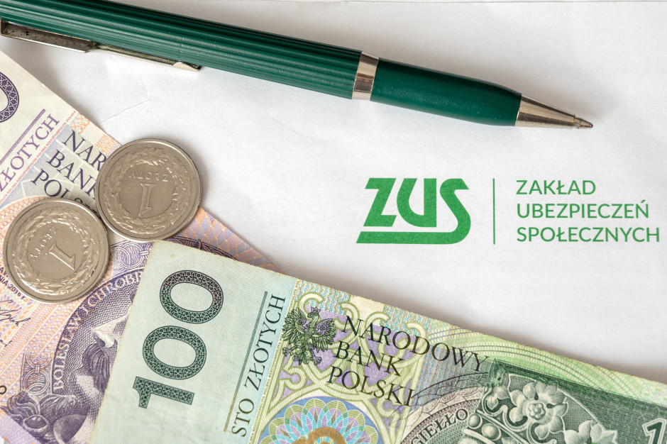Polacy masowo składają wnioski: ZUS daje po 300 zł. Bez kryterium dochodu