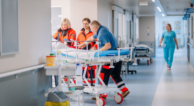 Limity wynagrodzeń medyków opóźnione o rok. Wniosek lekarzy i pracodawców
