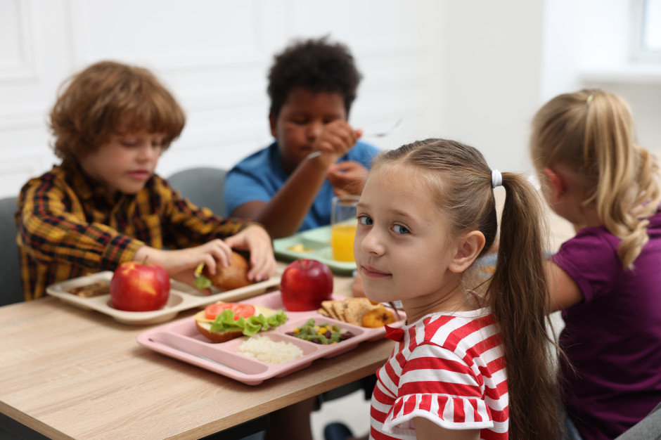 Nie tylko stołówka. Dietetyczki o tym, jak szkoła może wspierać zdrowie dzieci