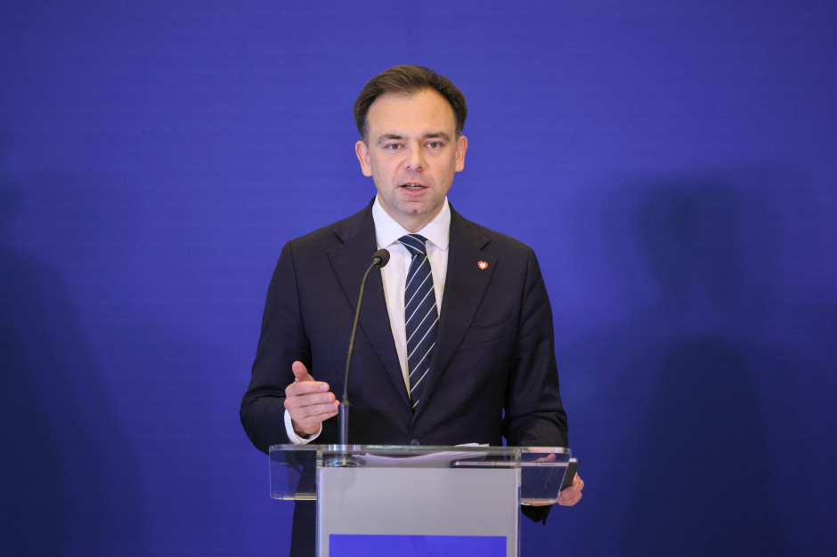 16 miliardów dziury w NFZ. Rada Fiskalna ostrzega, Domański grozi jej palcem