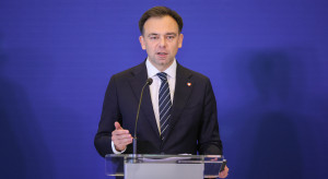 16 miliardów dziury w NFZ. Rada Fiskalna ostrzega, Domański grozi jej palcem