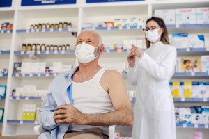 Niepokojące sygnały od farmaceutów. W aptekach kończą się szczepionki