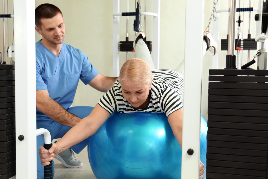 Duże różnice w dostępie do rehabilitacji na NFZ. Ministerstwo zapowiada zmiany dla pacjentów