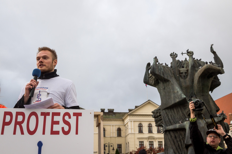 Dramatyczne chwile podczas lotu. Polski lekarz był na miejscu i komentuje: rzecz nieakceptowalna