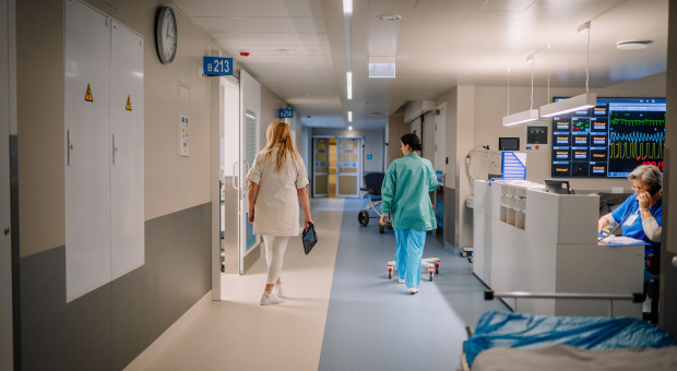 Szpitale za 10 lat będą inne: kadry, AI i finanse wymuszą przebudowę systemu. Premiera raportu "Szpital Przyszłości"