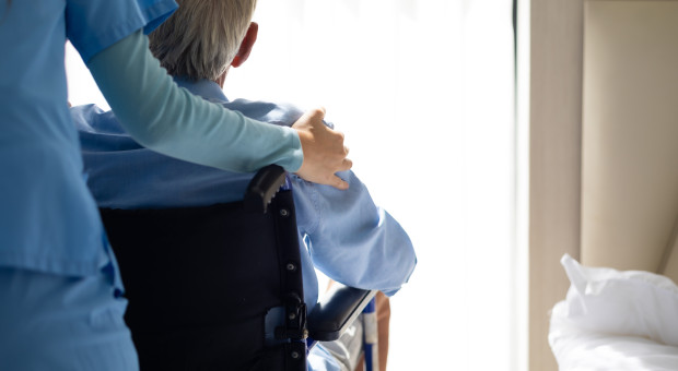 Opiekunowie tracą pracę, obowiązki przejmą pielęgniarki. Ten sam szpital zatrudnia czterech lekarzy z milionem złotych