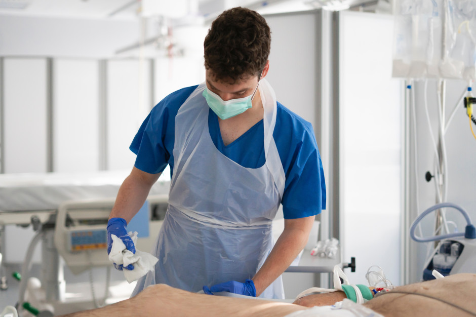 Kolejny szpital zwalnia opiekunów medycznych. Ministerstwo: ich pracy nie przejmie salowa