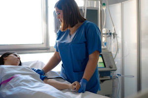 Fala zwolnień opiekunów medycznych w szpitalach, milionowe kontrakty lekarzy zostają. Pielęgniarki protestują