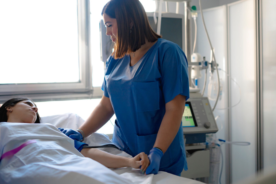 Fala zwolnień opiekunów medycznych w szpitalach, milionowe kontrakty lekarzy zostają
