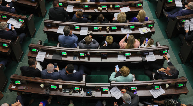 240 zł za godzinę dla lekarza i maksymalnie dwa etaty. Czy w Sejmie będzie zgoda na wprowadzenie ograniczeń?
