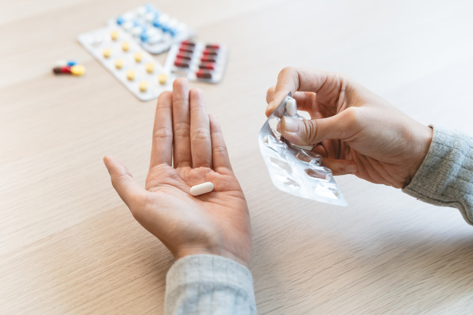 Nie łącz z antybiotykami. Naukowcy: szkodliwe drobnoustroje niszczą jelita