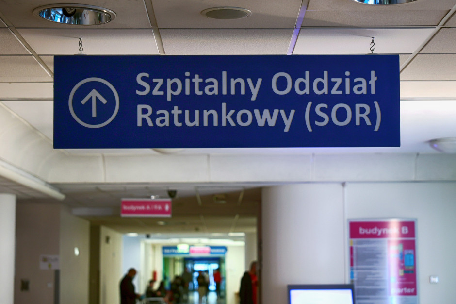 E-kolejka nic nie zmieni? Pacjentom zalecają "przebiegnięcie trzech okrążeń wokół samochodu"