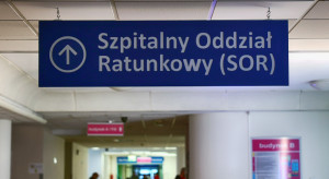 E-kolejka nic nie zmieni? Pacjentom zalecają "przebiegnięcie trzech okrążeń wokół samochodu"
