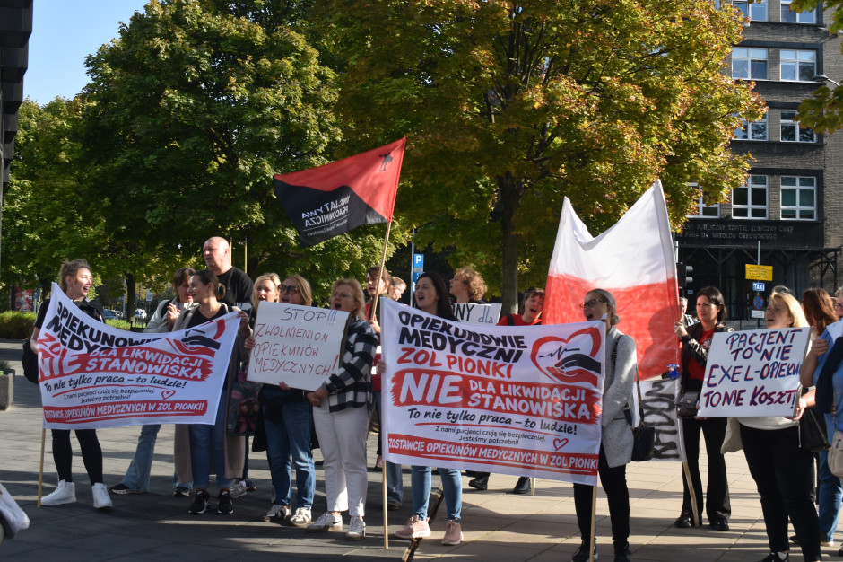 Opiekunowie medyczni wyszli na ulicę. "Obowiązki trafiają na przeciążone pielęgniarki"