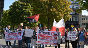 Opiekunowie medyczni wyszli na ulicę. "Obowiązki trafiają na przeciążone pielęgniarki"