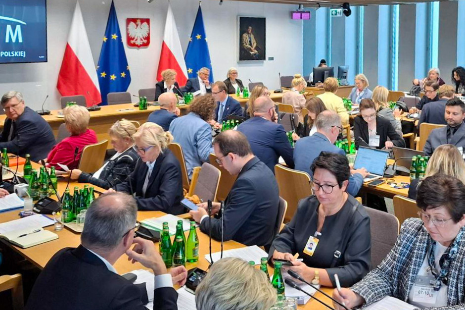 W Sejmie dyskusja o limitach płac medyków. "Hybryda prawna, która łamie standardy kodeksu pracy i kodeksu cywilnego"