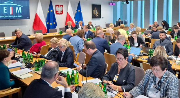 "Hybryda prawna, łamiąca kodeks pracy". Limity wynagrodzeń przyjęte przez Sejmową Komisję Zdrowia