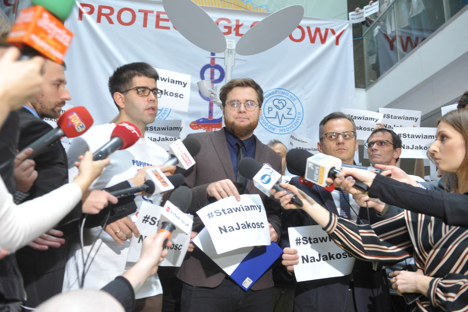 "Wotum nieufności" wobec środowiska, które samo się nie uregulowało. Burzliwa debata o pensjach medyków