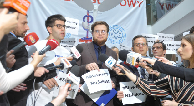"Wotum nieufności" wobec środowiska, które samo się nie uregulowało. Burzliwa debata o pensjach medyków