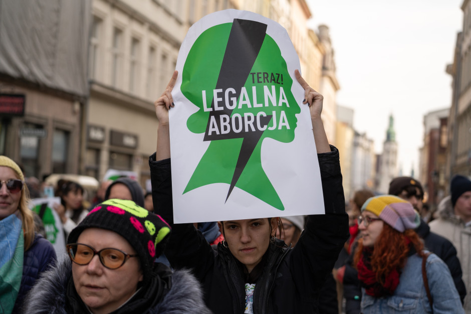 Aborcja ponownie w Sejmie. Komisja poparła dwa projekty, PiS protestuje
