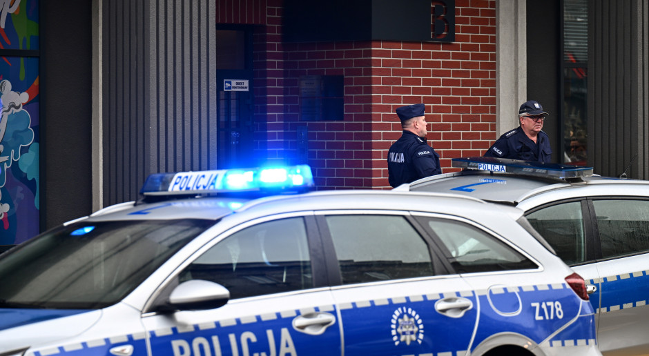 Kolejny atak z nożem. 21-latka zaatakowała 3 osoby w szkole w Warszawie; 17-latka w szpitalu