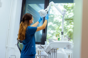 Za te zabiegi u dentysty zapłaci NFZ. Lista jest długa. W 2026 roku weszły zmiany