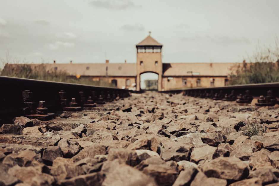 Polscy lekarze-więźniowie ratowali ludzi w Auschwitz. Historyk: po wojnie ich zasługi przypisali sobie inni