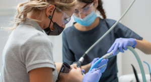 Stomatologia z coraz chudszym budżetem z NFZ. Dwa razy mniej niż w roku 2008