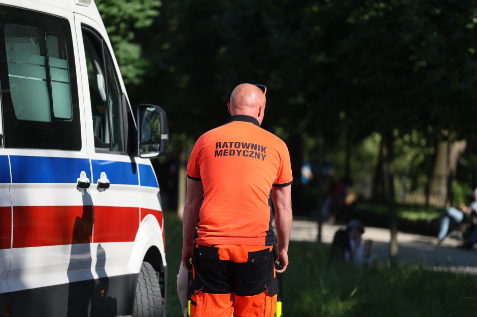Posiłek, sen i piłkarzyki po każdej interwencji. Tak chcą walczyć z błędami ratowników medycznych