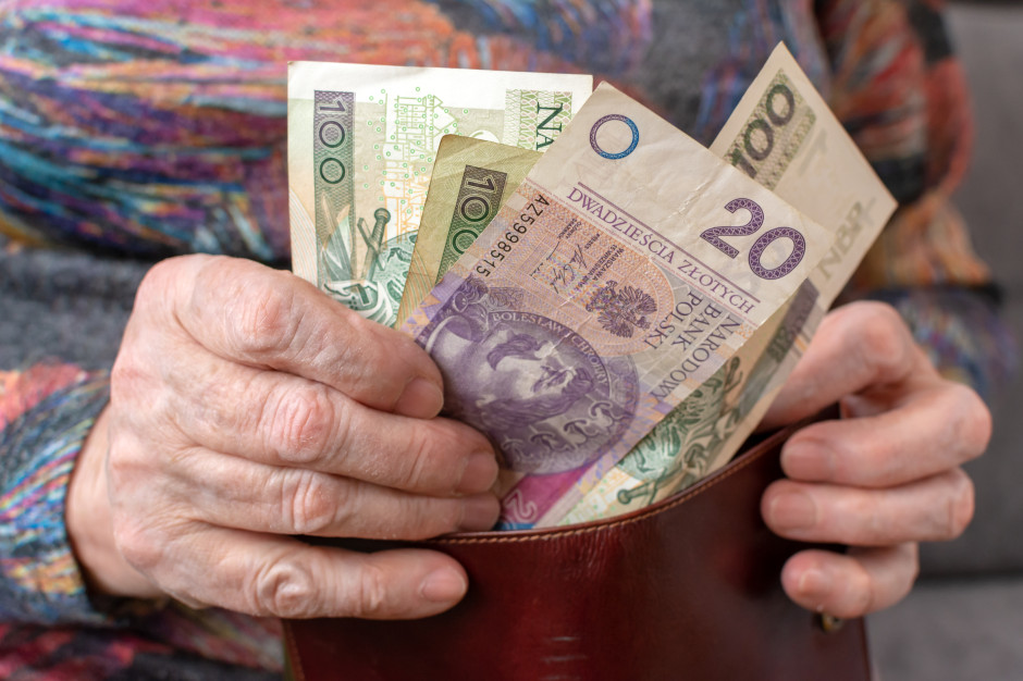 W październiku ZUS wyśle kolejny przelew. Emeryci i renciści mogą być w szoku