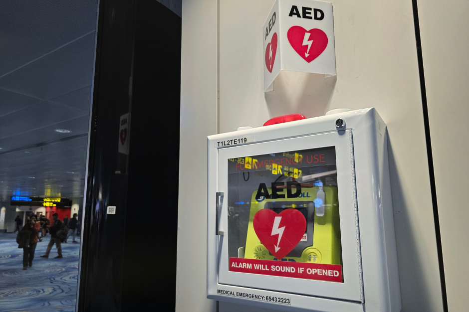 Nowy system ratunkowy na Politechnice Wrocławskiej: wieże AED mają skrócić czas reakcji do 4 minut