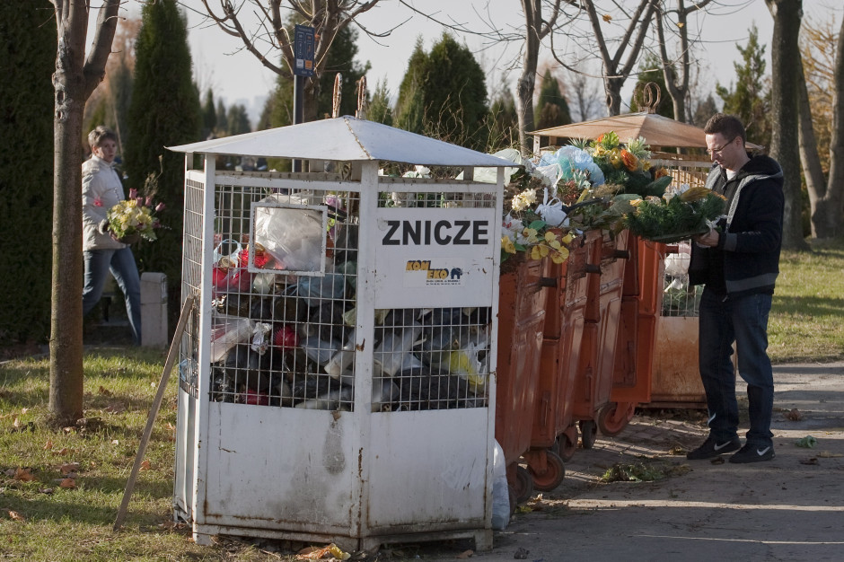 5 tys. zł kary za baterie ze zniczy. Na cmentarzach obowiązują nowe zasady