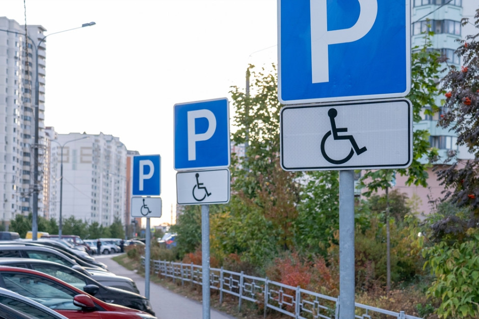 Koniec bezwzględnego obowiązku. Karty parkingowe na orzeczenie o niepełnosprawności na nowych zasadach