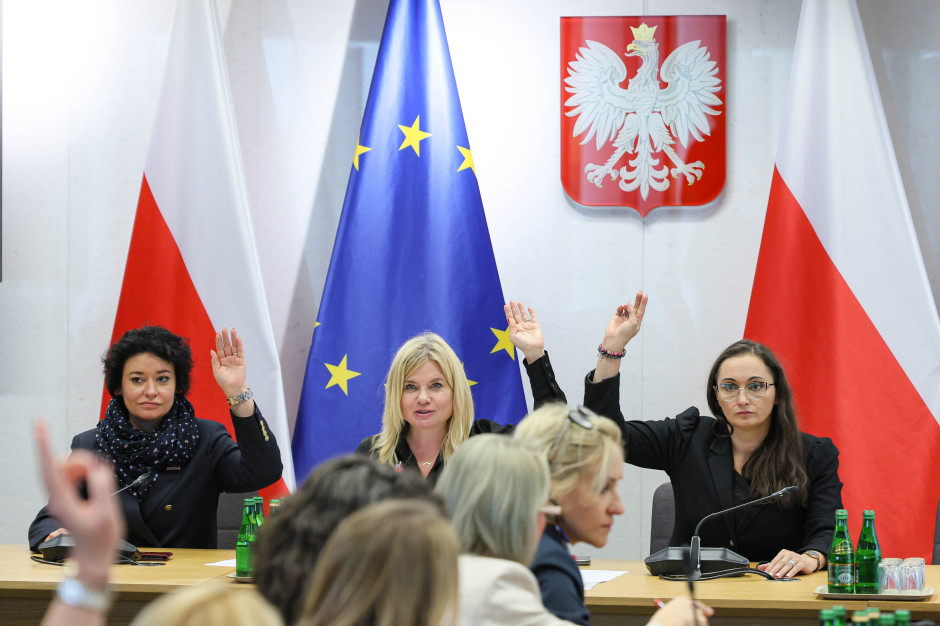 Aborcja na nowych zasadach: dwa wnioski o odrzucenie, negatywna opinia komisji