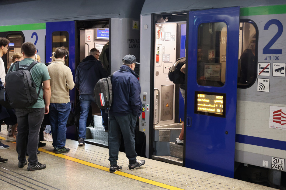 Przymusowe postoje pociągów w całej Polsce. Pasażerowie muszą się przygotować