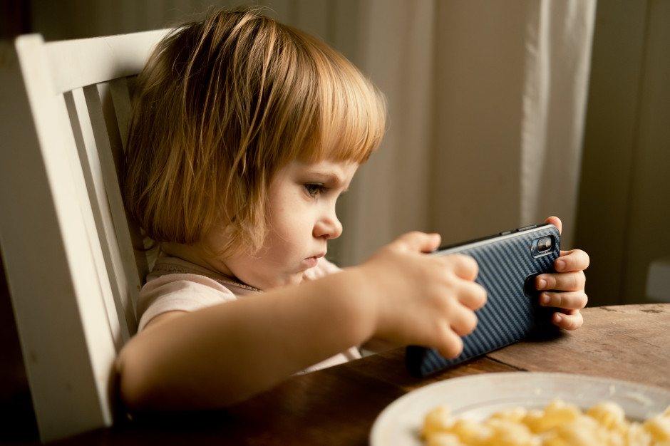 Już co dziesiąte niemowlę przed ekranem. Psycholog: dając telefon na płacz, uczymy, iż krzyk działa
