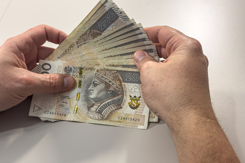 4353 zł miesięcznie i dodatkowy urlop. Osoby posiadające taki dokument mogą dostać więcej